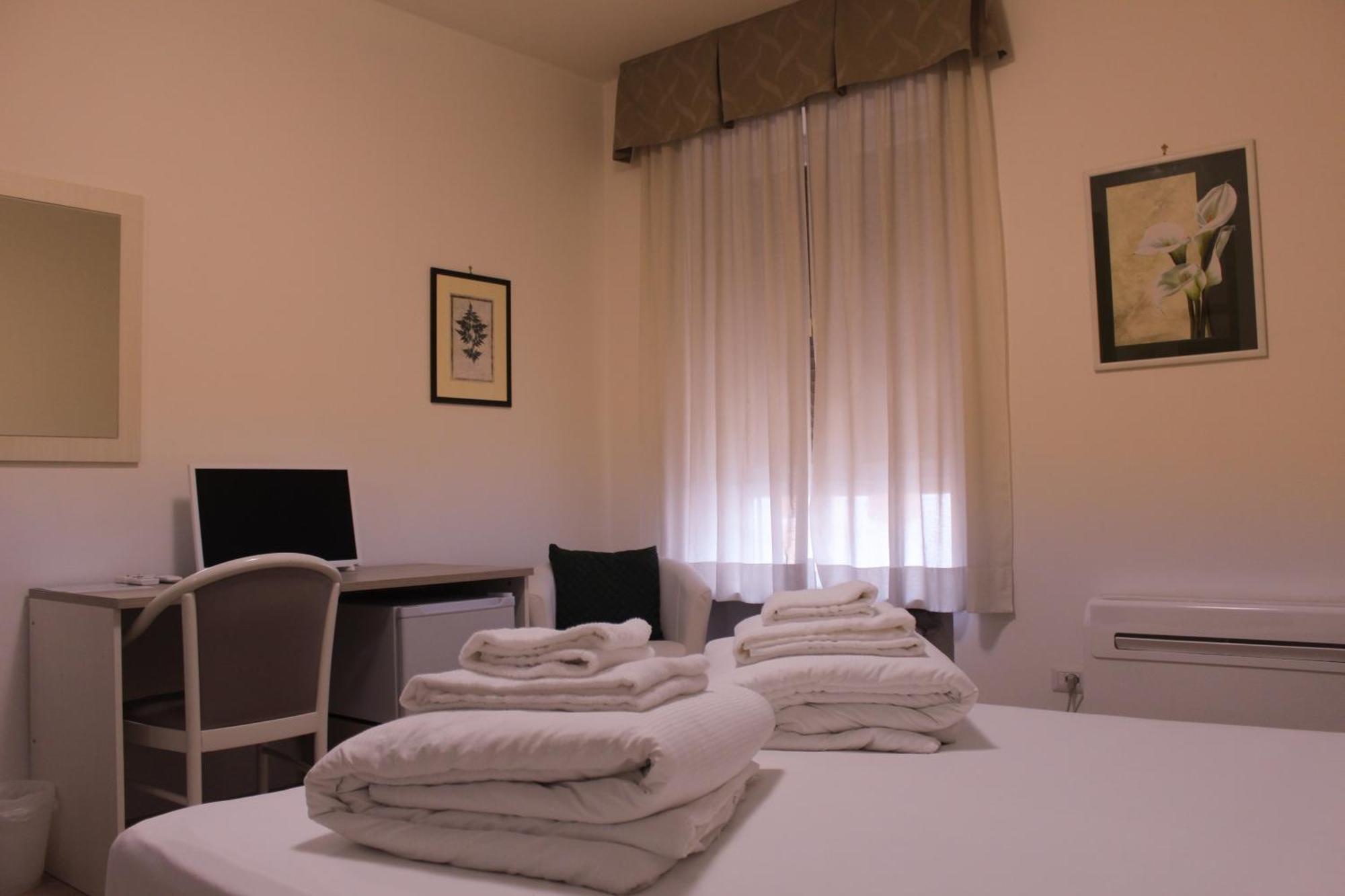 Hotel Roma ปัลมาโนวา ภายนอก รูปภาพ